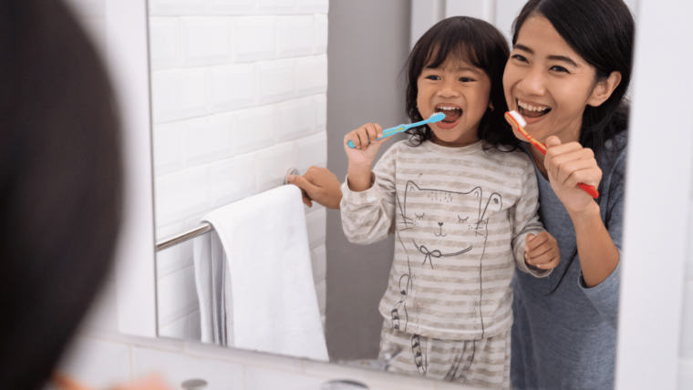 Macchie scure sui dentini da latte: di che si tratta?