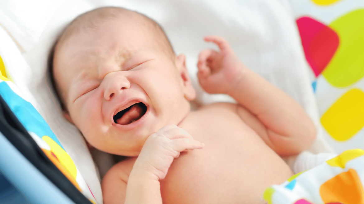 Il neonato piange sempre? Uno dei motivi può essere la fame